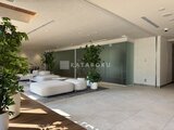 ザ・パークハビオ白金高輪 観葉植物を配置したモダンで開放的なエントランスホール