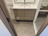 ザ・パークハビオ白金高輪 二洗面台とたっぷり収納のシンク下収納を備えた明るい洗面室