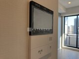 ザ・パークハビオ白金高輪 明るい壁面に設置されたインターホン・モニターと窓からの採光
