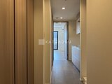 ザ・パークハビオ白金高輪 明るい照明が入る広めの玄関廊下から居住空間への動線