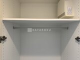 ザ・パークハビオ白金高輪 ゆとりのある収納スペース、調整可能な棚板とハンガーパイプ付き
