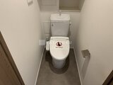 ザ・パークハビオ白金高輪 温白色照明で明るい印象のトイレ室内