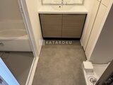 ザ・パークハビオ白金高輪 洗面台と浴室が隣り合う落ち着いた印象の洗面脱衣室
