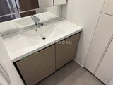 ザ・パークハビオ白金高輪 モダンなデザインの洗面化粧台と大型ミラー