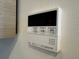 ザ・パークハビオ白金高輪 給湯器のリモコンパネルが壁に設置された様子