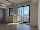 ザ・パークハビオ白金高輪 大きな窓から都市風景を望む明るいリビング空間