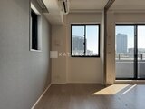 ザ・パークハビオ白金高輪 陽光が差し込む明るいリビングダイニングと開放的なバルコニー