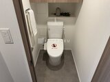 ザ・パークハビオ白金高輪 白を基調とした清潔感のあるトイレ空間と上部収納