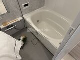 ザ・パークハビオ白金高輪 白いバスタブと浴室用品が配置された清潔感のあるバスルーム