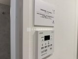 ザ・パークハビオ白金高輪 浴室暖房乾燥機の操作パネルと注意書きが壁に取り付けられた様子