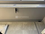 ザ・パークハビオ白金高輪 明るい照明が均等に広がるリビングの天井と壁面