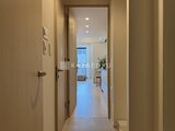 ザ・パークハビオ白金高輪 明るい照明で統一された廊下から居住スペースへつながる動線