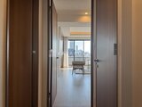 ザ・パークハビオ白金高輪 木調扉が並ぶ廊下から明るいリビングへと続く開放的な空間
