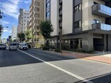 ラティエラ武蔵小山レジデンス 建設中の建物エントランス周りに建設資材が置かれた様子