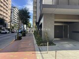 ラティエラ武蔵小山レジデンス 前面道路に面した建物エントランスと街路の様子