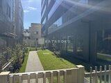 ラティエラ武蔵小山レジデンス 緑と舗装が調和した開放的なプライベートガーデンスペース