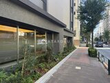 ラティエラ武蔵小山レジデンス 街路樹が配置された開放的な建物前面の通路