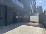 ラティエラ武蔵小山レジデンス 建物1階のエントランスと駐車スペースを正面から捉えた外観