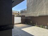 ラティエラ武蔵小山レジデンス 駐車スペースから見た建物の門扉と外壁の様子