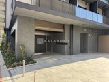 ラティエラ武蔵小山レジデンス モダンな外観のエントランスと広々とした共用通路