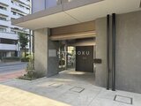 ラティエラ武蔵小山レジデンス 落ち着いた色合いのモダンエントランスと前面道路の様子