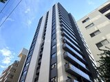 ラティエラ武蔵小山レジデンス 下層からの視点で捉えた縦長の建物外観