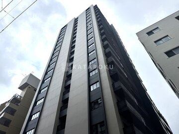 ラティエラ武蔵小山レジデンス 下層からの視点で捉えた縦長の建物外観
