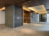 ラティエラ武蔵小山レジデンス モダンな素材使いの共有ロビーから玄関へつながる開放的な空間