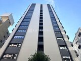 ラティエラ武蔵小山レジデンス 下から見上げた白を基調とした落ち着いた印象の建物外観