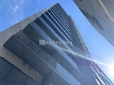 ラティエラ武蔵小山レジデンス 前面道路から見た建物外観と1階商業施設