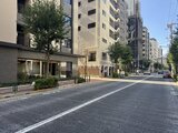 ラティエラ武蔵小山レジデンス 前面道路から見た建物1階エントランス部分の外観