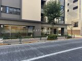 ラティエラ武蔵小山レジデンス 前面道路から見た建物エントランスと植栽が配置されたアプローチ