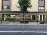 ラティエラ武蔵小山レジデンス 前面道路から見た建物外観と1階店舗の様子