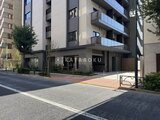 ラティエラ武蔵小山レジデンス 建設中の外壁や店舗スペースが見える建物の街角の様子