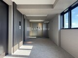 ラティエラ武蔵小山レジデンス 明るい日光が差し込むモダンなエレベーターホール