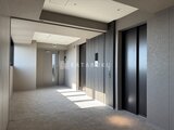 ラティエラ武蔵小山レジデンス 採光たっぷりのエレベーターホール、モダンな壁面デザイン