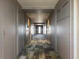 ラティエラ武蔵小山レジデンス 落ち着いた照明と幾何学模様の廊下が広がる共用部
