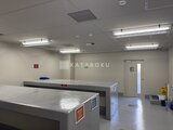 ラティエラ武蔵小山レジデンス 明るい照明が入る共用部の管理室の様子
