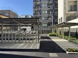ラティエラ武蔵小山レジデンス 日中の陽光が差し込む開放的な自転車置き場