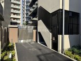ラティエラ武蔵小山レジデンス 黒いスクリーンゲートが備わった駐車場入口の様子