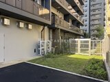 ラティエラ武蔵小山レジデンス 駐車場から庭園スペースへと続く開放的な共用部の様子