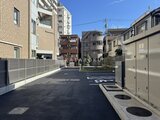 ラティエラ武蔵小山レジデンス 駐車場から見た建物と周辺街並みの様子