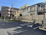 ラティエラ武蔵小山レジデンス 駐車場と周辺の住宅が見える開放的な外構スペース