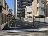ラティエラ武蔵小山レジデンス 周辺建物に囲まれた落ち着いた雰囲気の駐車場入口