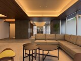 ラティエラ武蔵小山レジデンス モダンな照明と落ち着いた色合いでまとめた共用ラウンジ空間