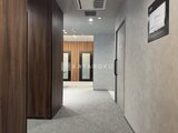 ラティエラ武蔵小山レジデンス 落ち着いた色合いでまとめた共用廊下の様子