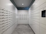 ラティエラ武蔵小山レジデンス モダンな色合いのメールボックスが整然と並ぶ共用部