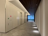 ラティエラ武蔵小山レジデンス 明るい印象の共用廊下と外出入口から見た開放的な空間