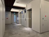ラティエラ武蔵小山レジデンス 複数のエレベーターが並ぶモダンなエレベーターホール