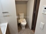 ラティエラ武蔵小山レジデンス 温便座付きトイレと収納スペースのあるトイレ室内